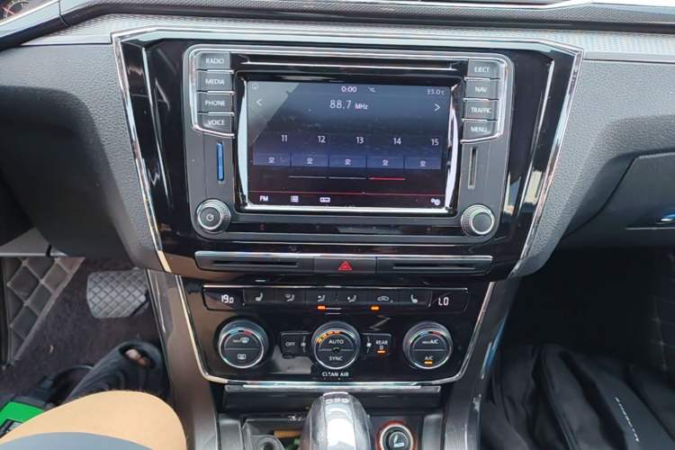 Used Volkswagen Passat 2016 380TSI DSG Prestige Edition Audio And AC Panel