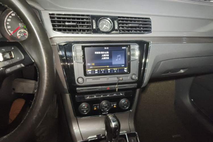 Used Volkswagen Passat 2016 280TSI DSG Prestige Edition Audio And AC Panel