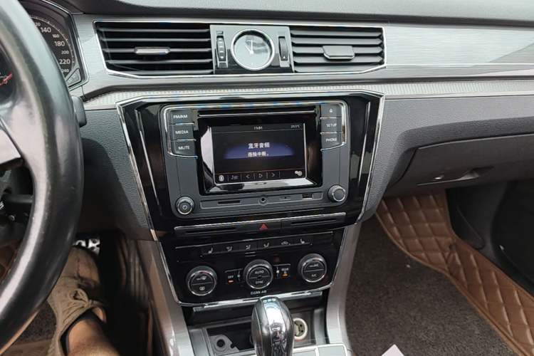 Used Volkswagen Passat 2016 330TSI DSG Luxury Edition Audio And AC Panel
