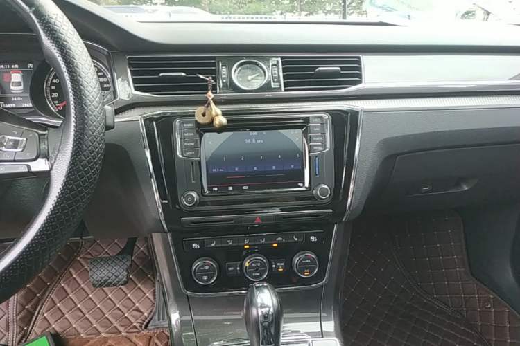 Used Volkswagen Passat 2016 330TSI DSG Prestige Edition Audio And AC Panel