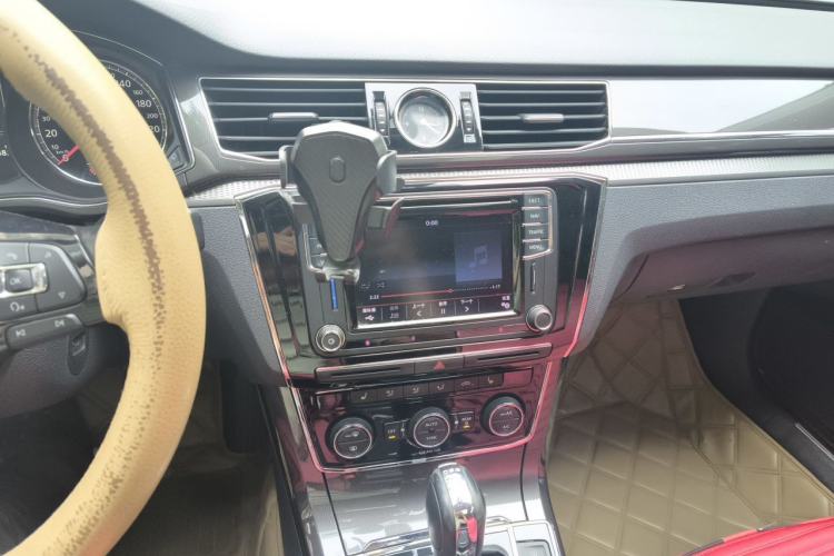 Used Volkswagen Passat 2016 330TSI DSG Prestige Edition Audio And AC Panel