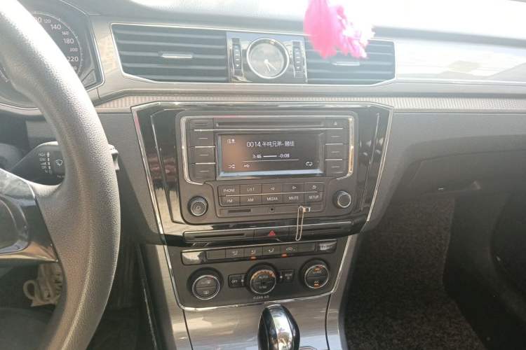 Used Volkswagen Passat 2016 280TSI DSG Prestige Edition Audio And AC Panel