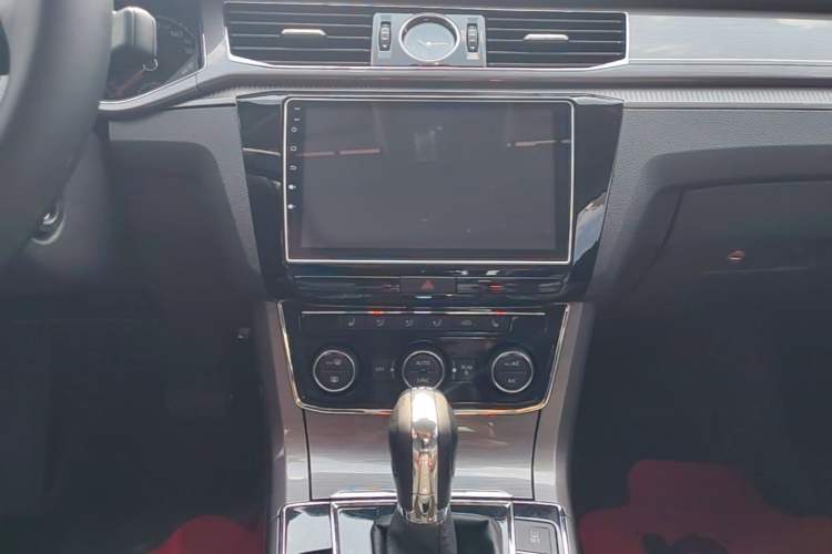 Used Volkswagen Passat 2016 330TSI DSG Luxury Edition Audio And AC Panel