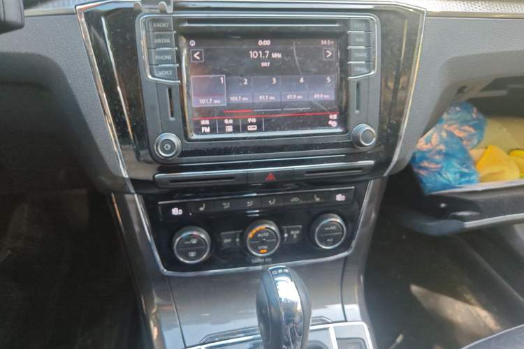Used Volkswagen Passat 2016 330TSI DSG Prestige Edition Audio And AC Panel