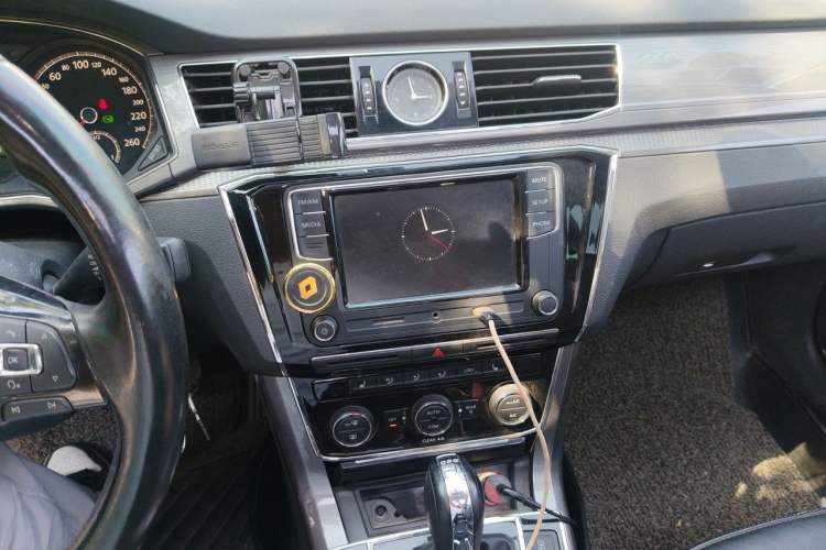 Used Volkswagen Passat 2016 330TSI DSG Luxury Edition Audio And AC Panel
