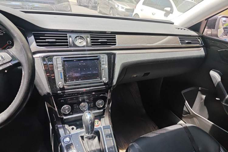 Used Volkswagen Passat 2016 330TSI DSG Prestige Edition Audio And AC Panel