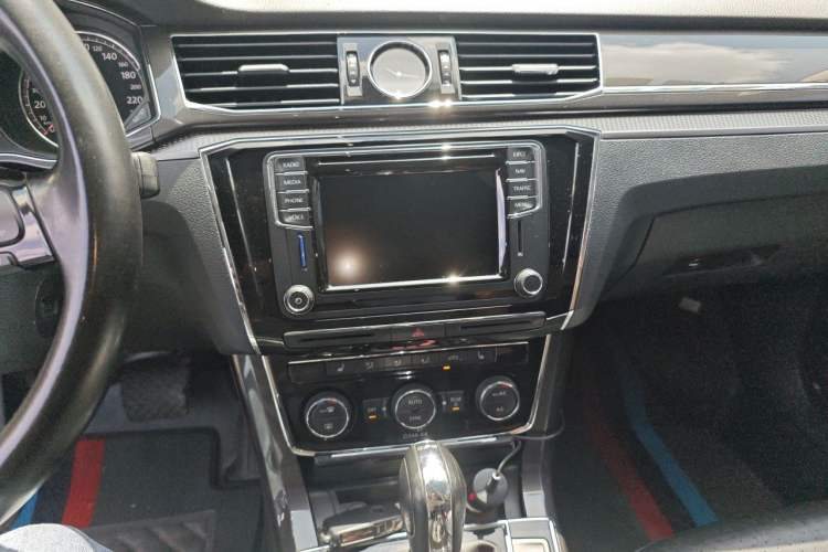 Used Volkswagen Passat 2016 330TSI DSG Prestige Edition Audio And AC Panel