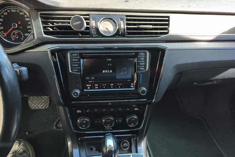 Used Volkswagen Passat 2016 330TSI DSG Prestige Edition Audio And AC Panel