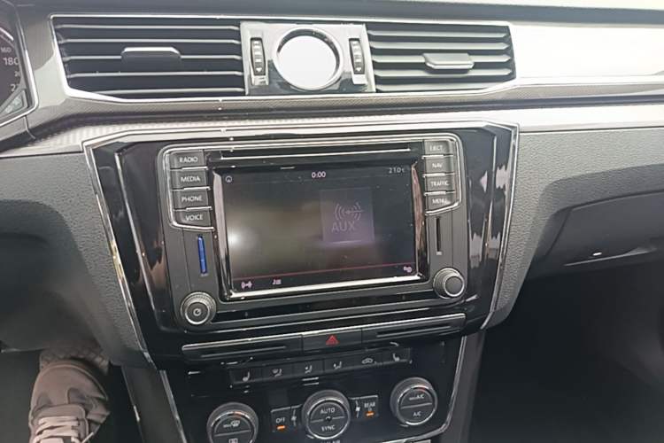 Used Volkswagen Passat 2016 330TSI DSG Prestige Edition Audio And AC Panel