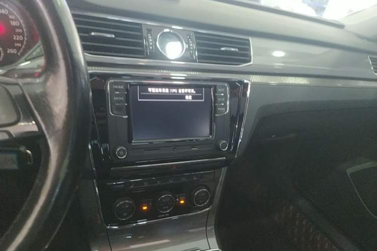 Used Volkswagen Passat 2016 330TSI DSG Luxury Edition Audio And AC Panel
