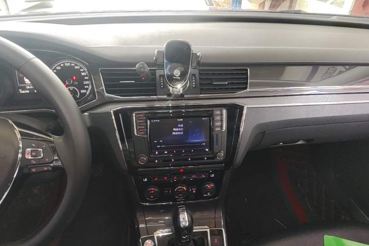 Used Volkswagen Passat 2016 330TSI DSG Prestige Edition Audio And AC Panel