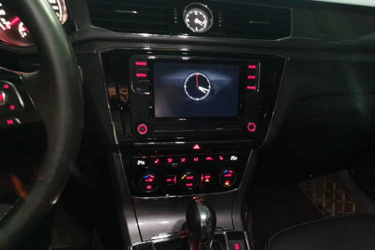 Used Volkswagen Passat 2016 330TSI DSG Luxury Edition Audio And AC Panel