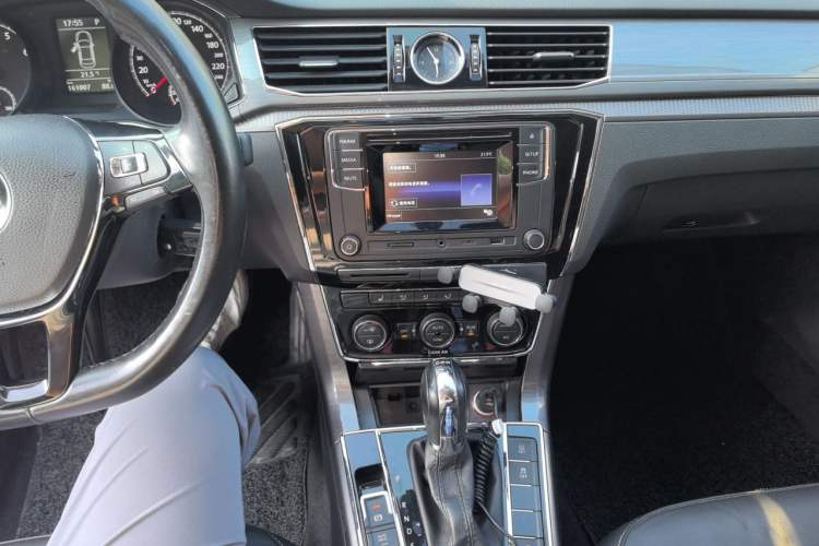 Used Volkswagen Passat 2016 330TSI DSG Luxury Edition Audio And AC Panel