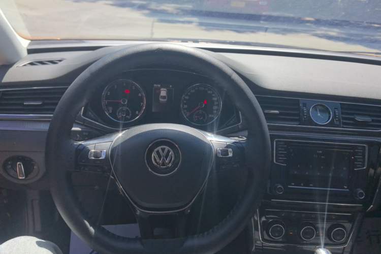Used Volkswagen Passat 2016 330TSI DSG Prestige Edition Center Console