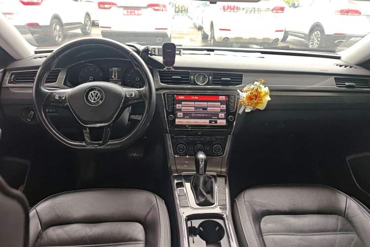 Used Volkswagen Passat 2016 330TSI DSG Luxury Edition Center Console