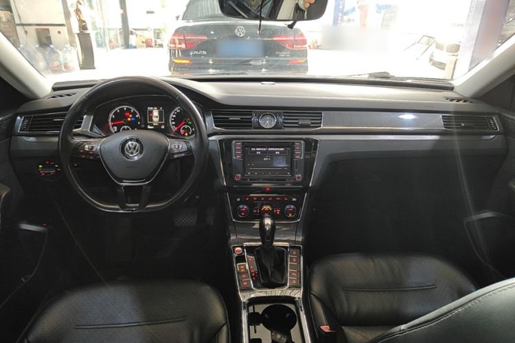 Used Volkswagen Passat 2016 330TSI DSG Prestige Edition Center Console