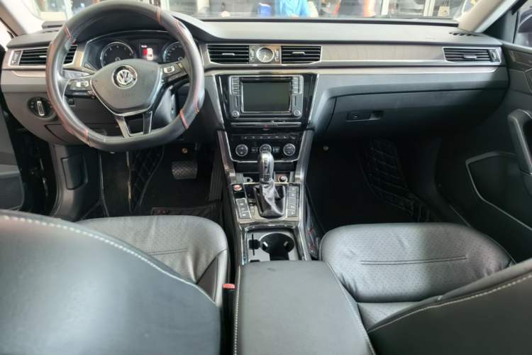 Used Volkswagen Passat 2016 330TSI DSG Prestige Edition Center Console
