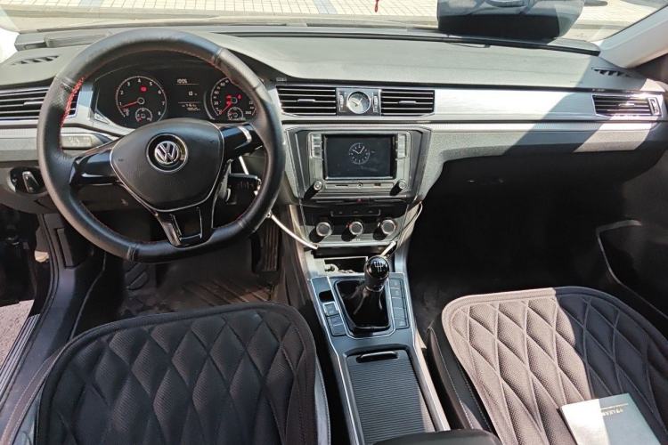 Used Volkswagen Passat 2016 280TSI Manual Luxury Edition Center Console