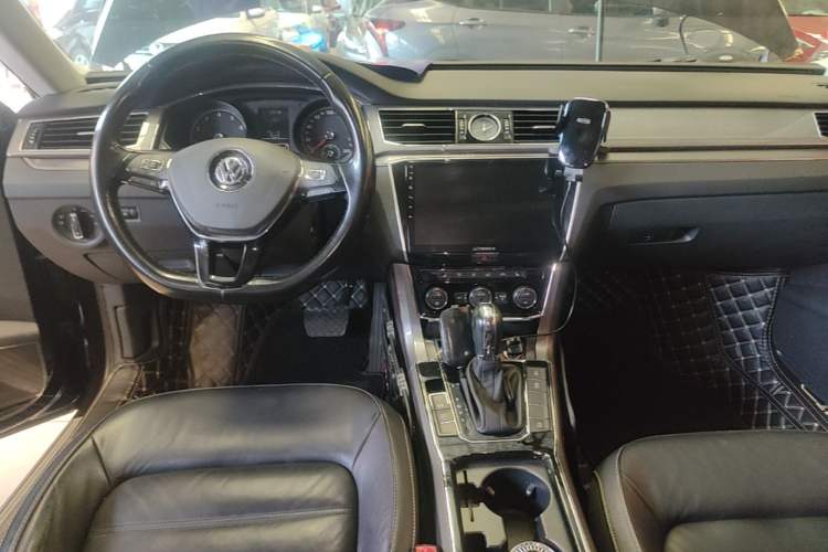 Used Volkswagen Passat 2016 330TSI DSG Luxury Edition Center Console