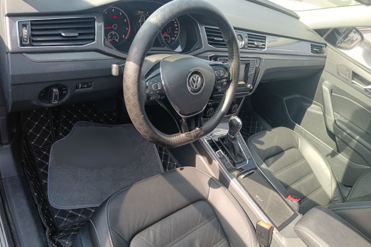 Used Volkswagen Passat 2016 330TSI DSG Luxury Edition Center Console