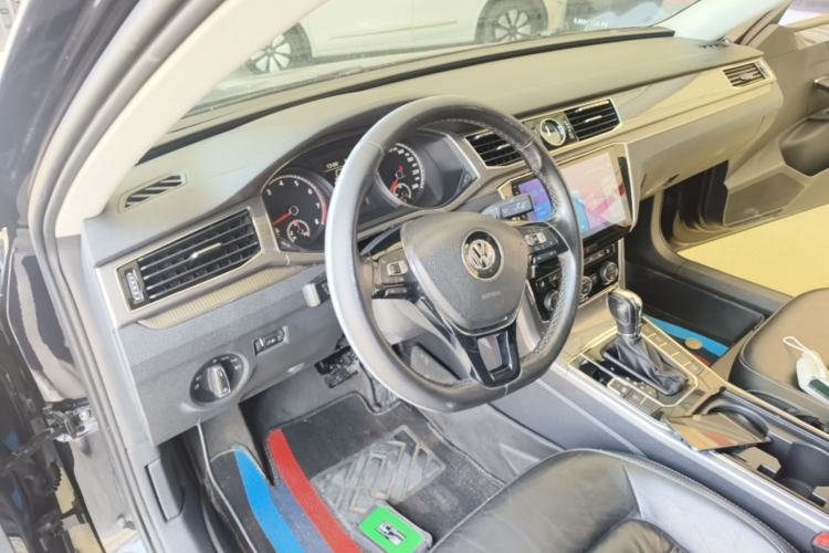 Used Volkswagen Passat 2016 330TSI DSG Luxury Edition Center Console