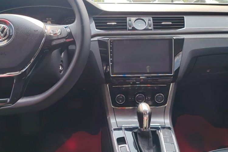 Used Volkswagen Passat 2016 330TSI DSG Luxury Edition Center Console