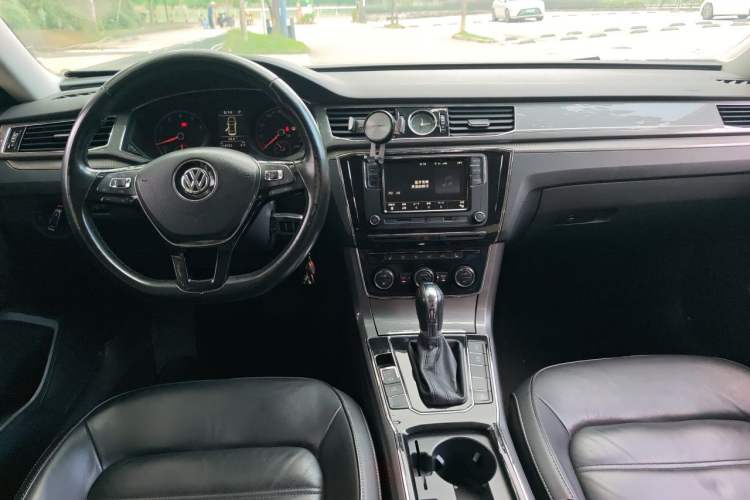 Used Volkswagen Passat 2016 280TSI DSG Prestige Edition Center Console