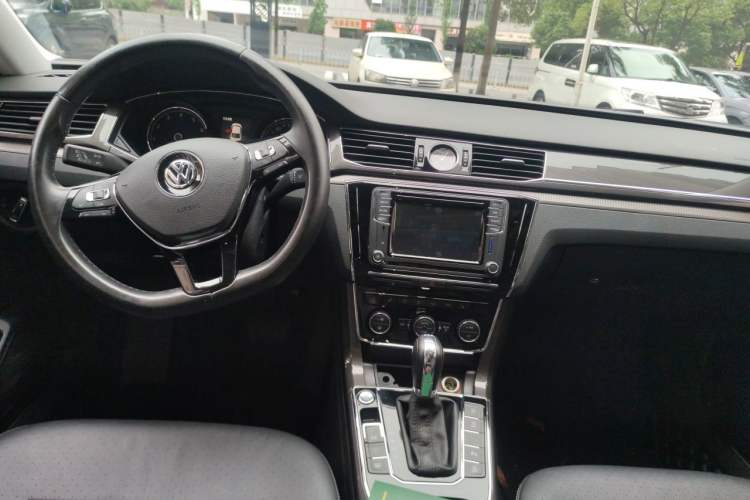 Used Volkswagen Passat 2016 330TSI DSG Prestige Edition Center Console