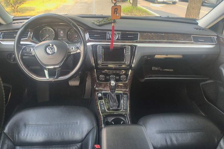 Used Volkswagen Passat 2016 380TSI DSG Ultimate Edition Center Console
