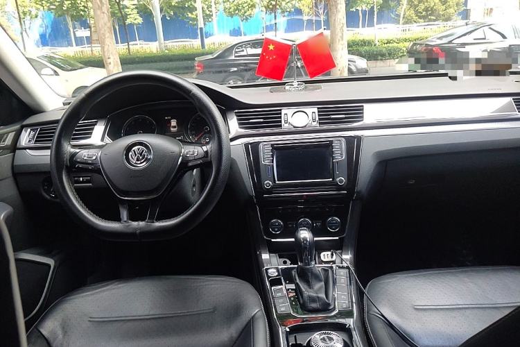 Used Volkswagen Passat 2016 380TSI DSG Prestige Edition Center Console