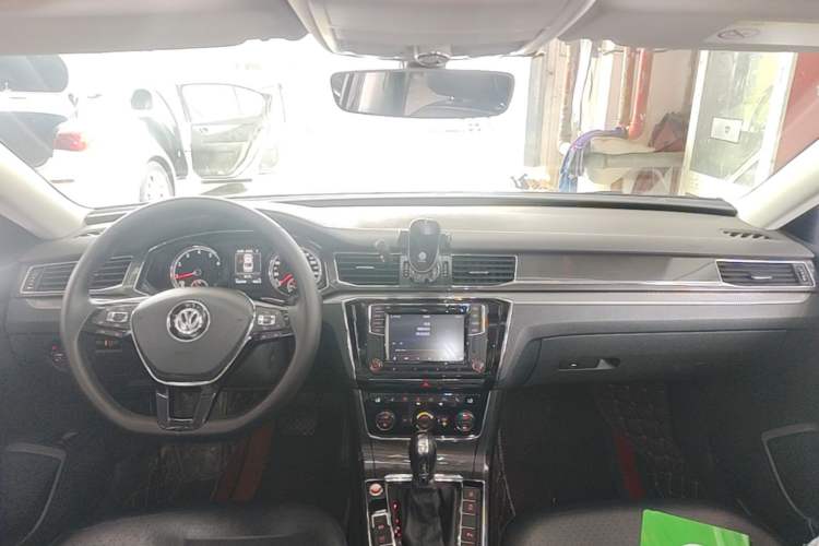 Used Volkswagen Passat 2016 330TSI DSG Prestige Edition Center Console