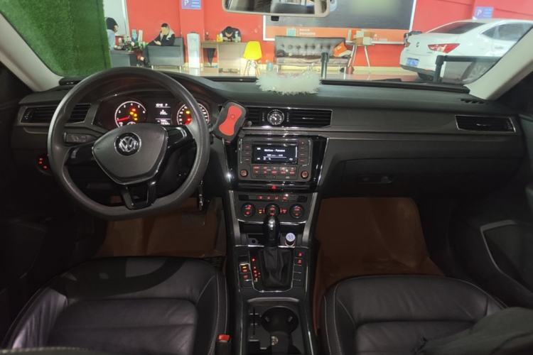 Used Volkswagen Passat 2016 330TSI DSG Luxury Edition Center Console