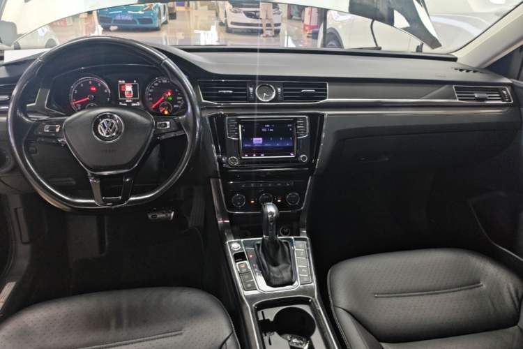 Used Volkswagen Passat 2016 330TSI DSG Prestige Edition Center Console