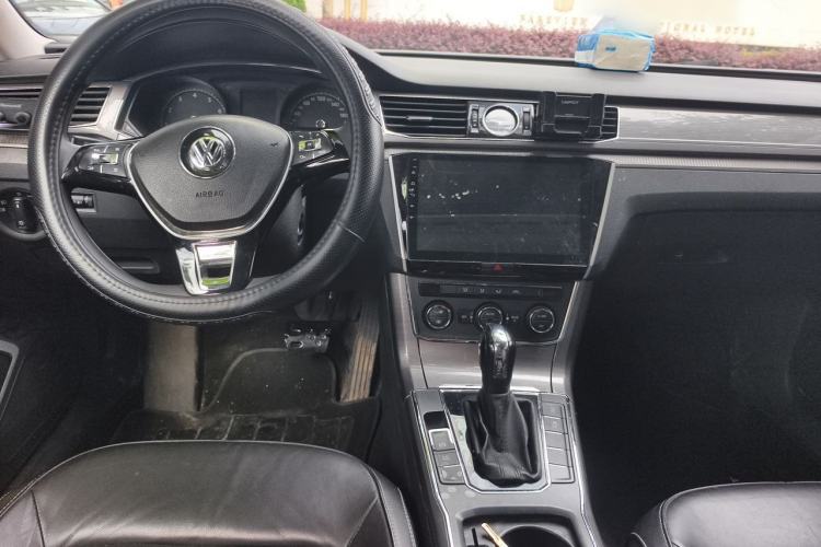 Used Volkswagen Passat 2016 330TSI DSG Luxury Edition Center Console
