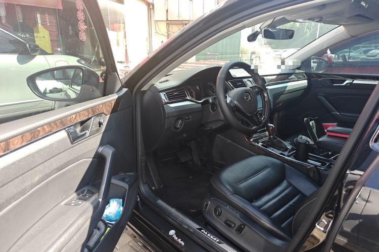 Used Volkswagen Passat 2016 380TSI DSG Ultimate Edition Driver Seat