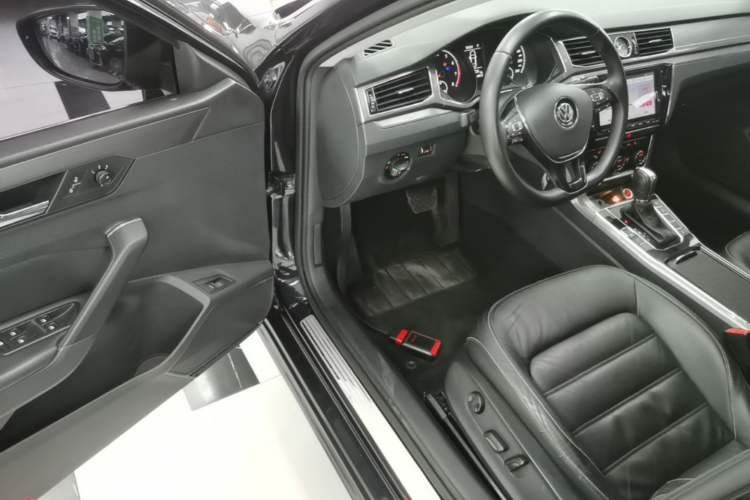 Used Volkswagen Passat 2016 330TSI DSG Luxury Edition Driver Seat