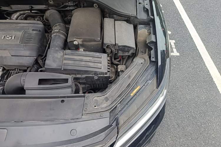 Used Volkswagen Passat 2016 330TSI DSG Luxury Edition Engine Bay Left