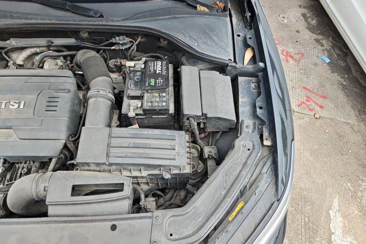Used Volkswagen Passat 2016 330TSI DSG Luxury Edition Engine Bay Left