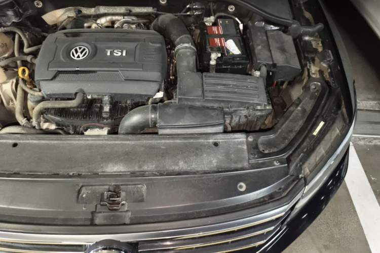 Used Volkswagen Passat 2016 330TSI DSG Luxury Edition Engine Bay Left