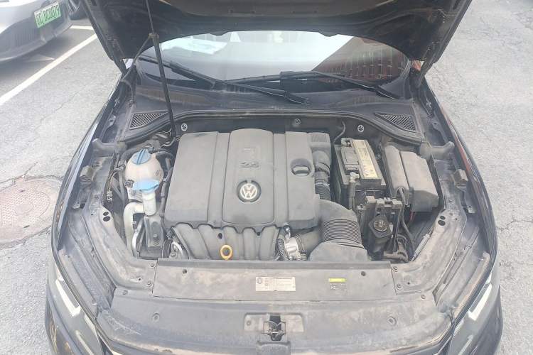 Used Volkswagen Passat  Engine Bay