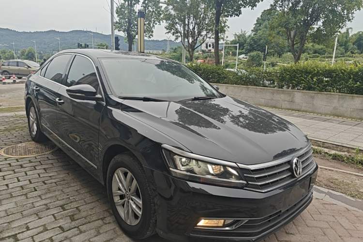 Used Volkswagen Passat 2016 330TSI DSG Luxury Edition Front Right 45 Deg