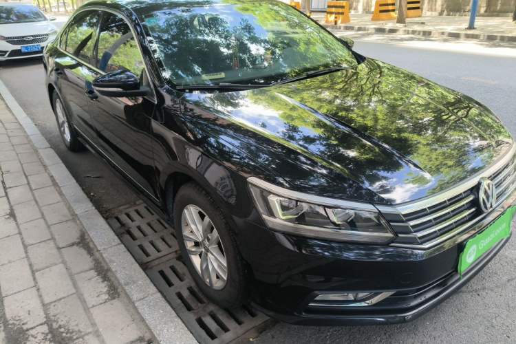 Used Volkswagen Passat 2016 330TSI DSG Luxury Edition Front Right 45 Deg