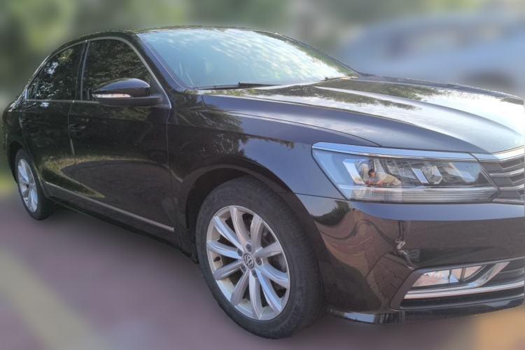 Used Volkswagen Passat 2016 330TSI DSG Luxury Edition Front Right 45 Deg