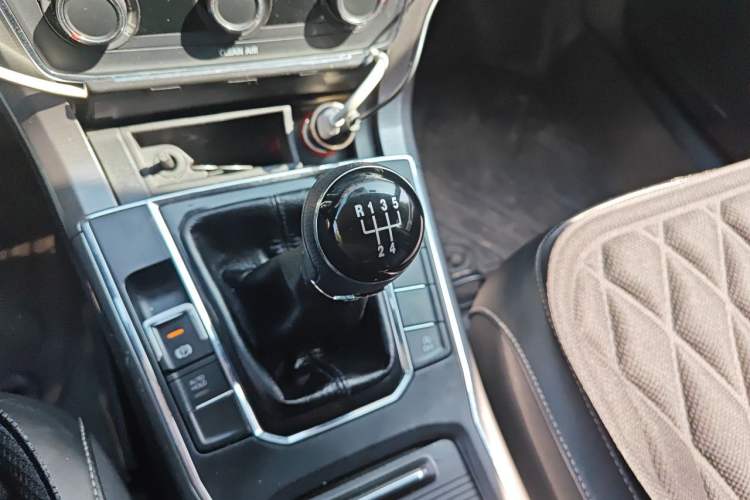 Used Volkswagen Passat 2016 280TSI Manual Luxury Edition Gear Lever