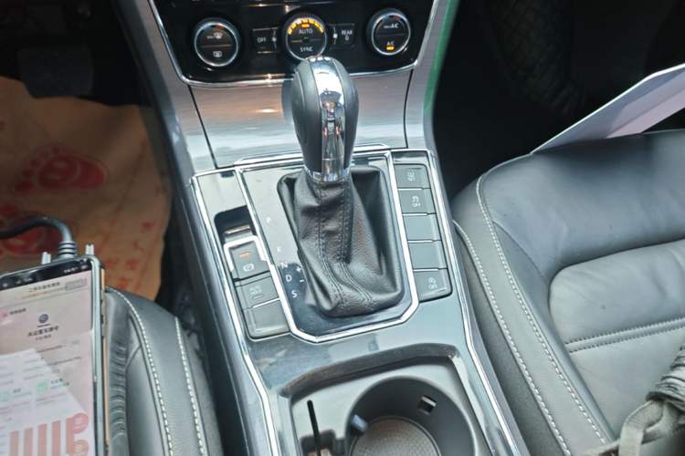 Used Volkswagen Passat 2016 330TSI DSG Luxury Edition Gear Lever