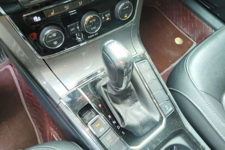 Used Volkswagen Passat 2016 330TSI DSG Luxury Edition Gear Lever