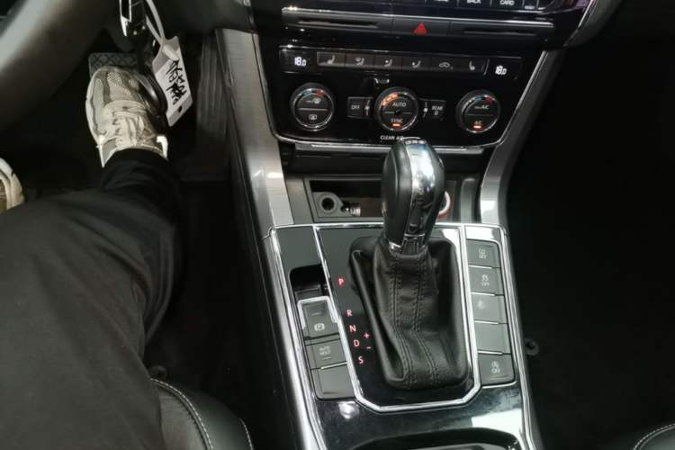 Used Volkswagen Passat 2016 330TSI DSG Luxury Edition Gear Lever