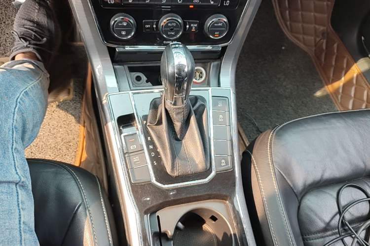 Used Volkswagen Passat 2016 330TSI DSG Luxury Edition Gear Lever