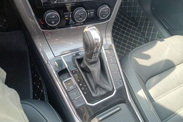 Used Volkswagen Passat 2016 330TSI DSG Luxury Edition Gear Lever