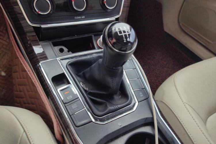 Used Volkswagen Passat 2016 280TSI Manual Luxury Edition Gear Lever